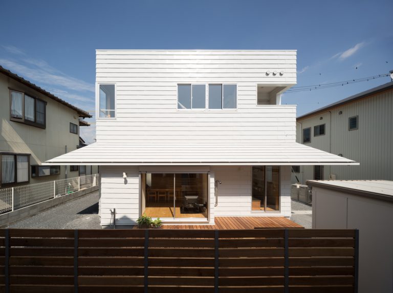 敷地の真ん中に建つ家｜E4｜浜松で家づくり