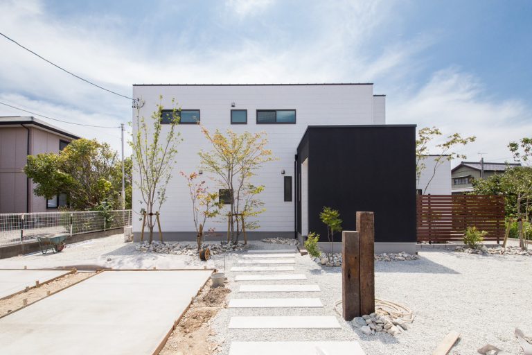 住たくeco工房のモノトーンのボックスタイプの家｜浜松市で家を建てるならHome HAMAMATSU