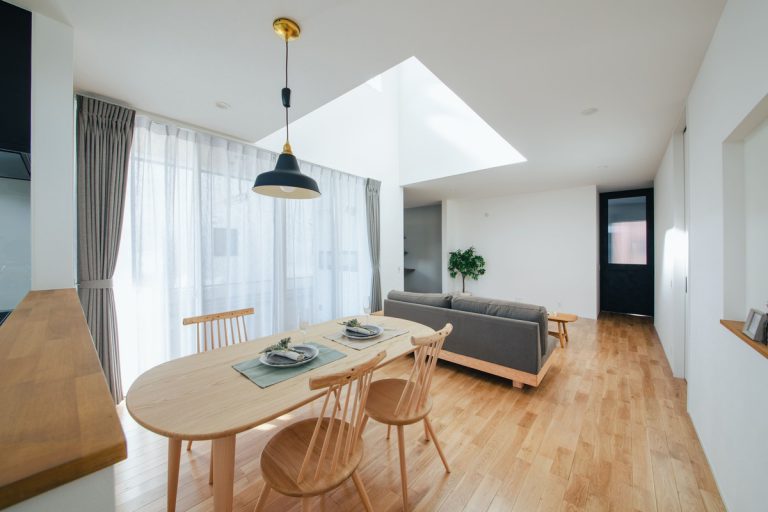 光をとりこみやすい吹抜け｜大得工務店｜浜松で家を建てるならHome HAMAMATSU