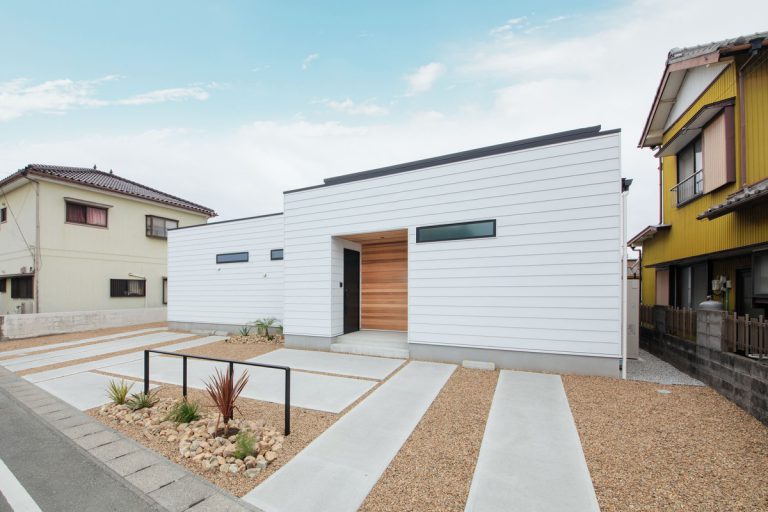 白いガルバリウムと砂色の石で演出した外構の家｜大得工務店｜浜松で家を建てるならHome HAMAMATSU