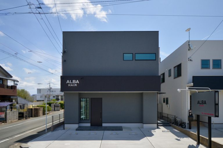 SUZUICHIが建てたグレーの塗り壁が落ち着きを感じる店舗併用住宅｜浜松に家を建てるならHome HAMAMATSU