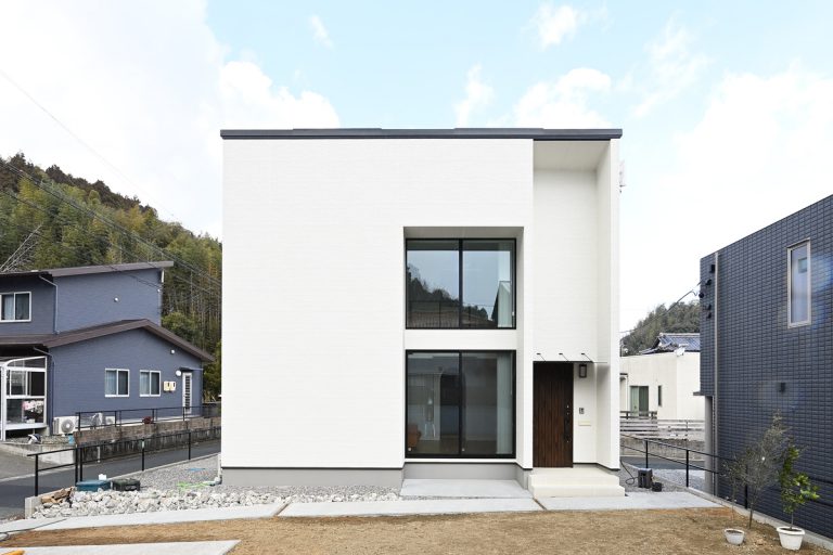 シンプルな白の総二階建ての家｜令和ハウス｜浜松で家を建てるならHome HAMAMATSU