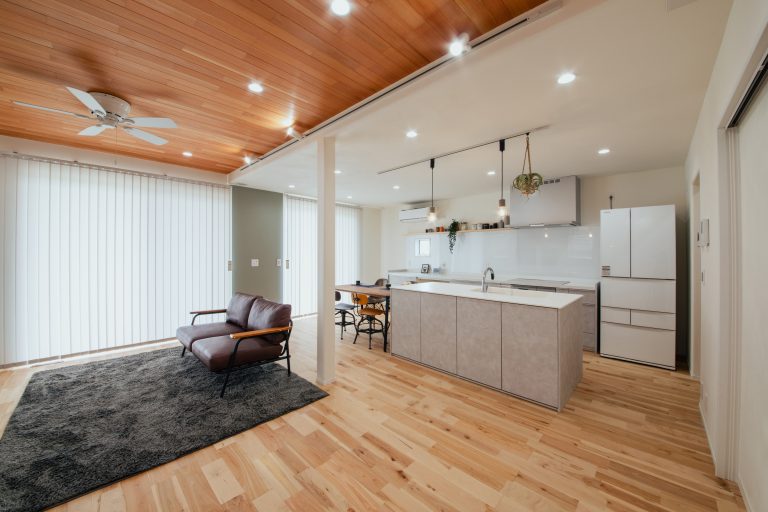 高天井の解放感あふれる板張りがおしゃれな家｜バルハウス｜浜松で家を建てるならHome HAMAMATSUへご相談ください