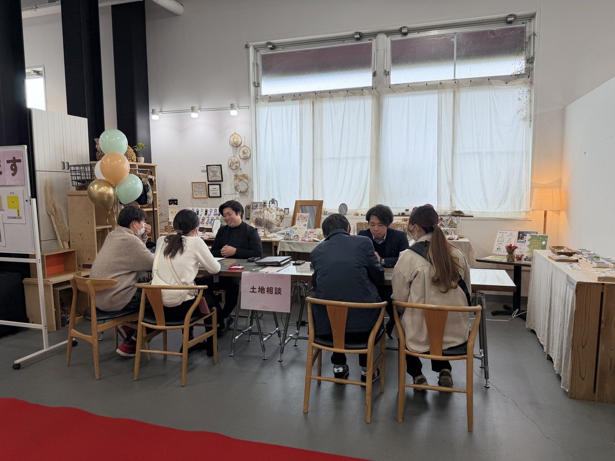 土地探しから始める方々の土地相談の様子