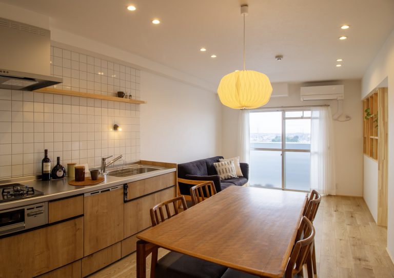 見せる収納とカフェ風カウンターがある温かみのあるキッチン空間｜浜松に家を建てるならHome HAMAMATSU