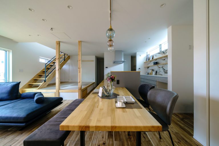 スケルトン階段が小上がりに光を取り込むリビング