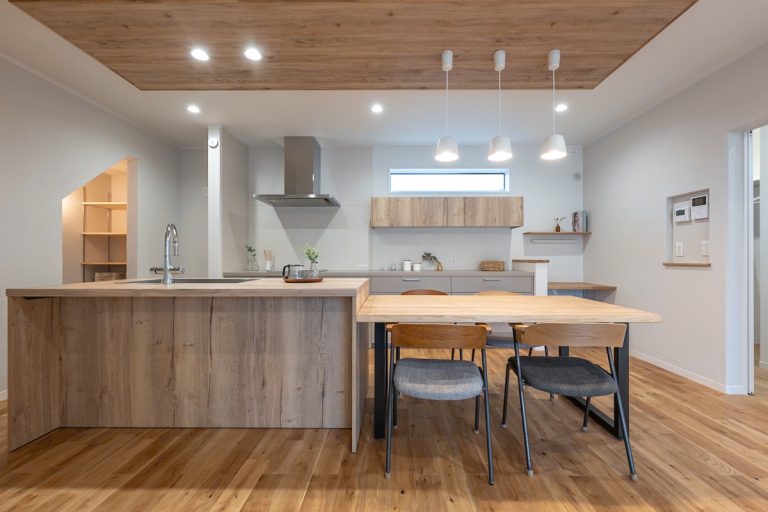 木目が美しいおしゃれなキッチン