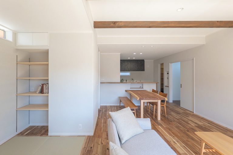 畳スぺースが落ち着く清潔感のあるキッチン