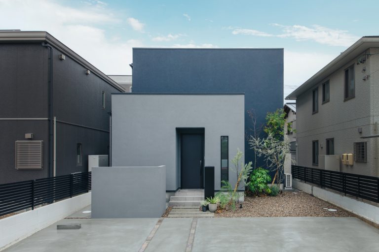 三つのBOXが重なったようなデザインの家