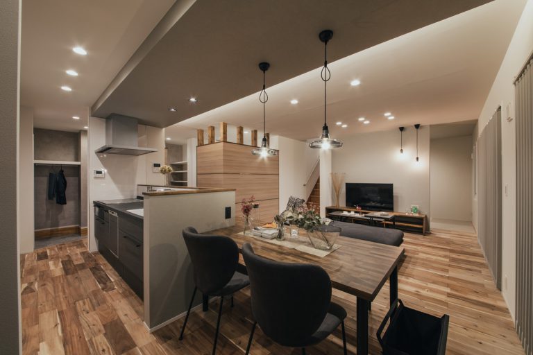 下がり天井と間接照明が映えるLDK