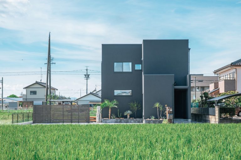 長方形のBOXが重なるような奥行きのある、グレーがモダンな印象の家