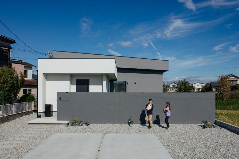 片流れとBOXが重なったモダンな家