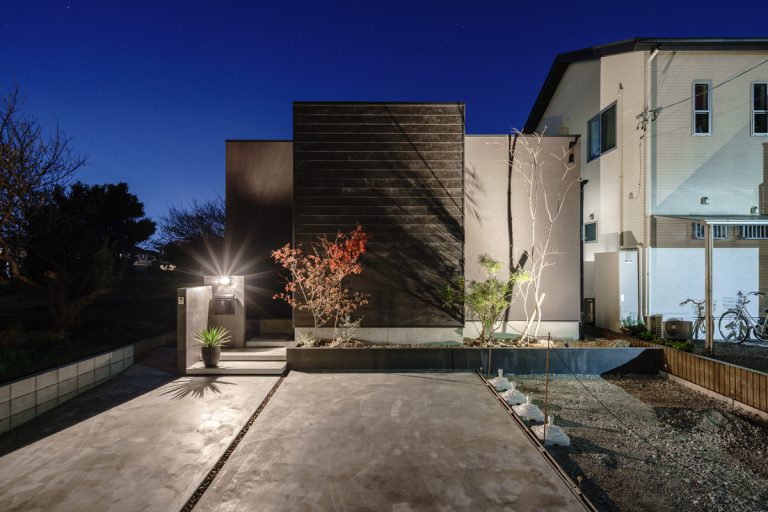 ブラックとグレーでまとまったキューブ型の家