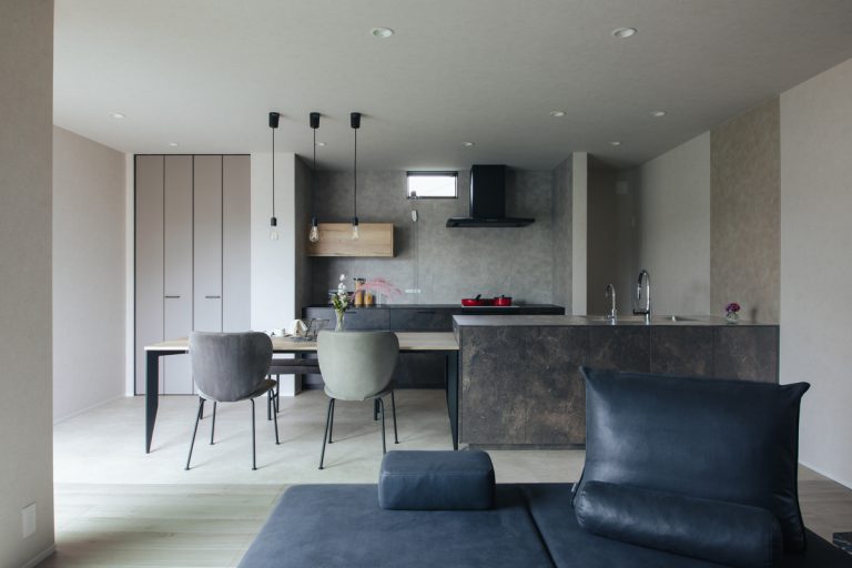 石目調キッチンが映えるモダンなLDK