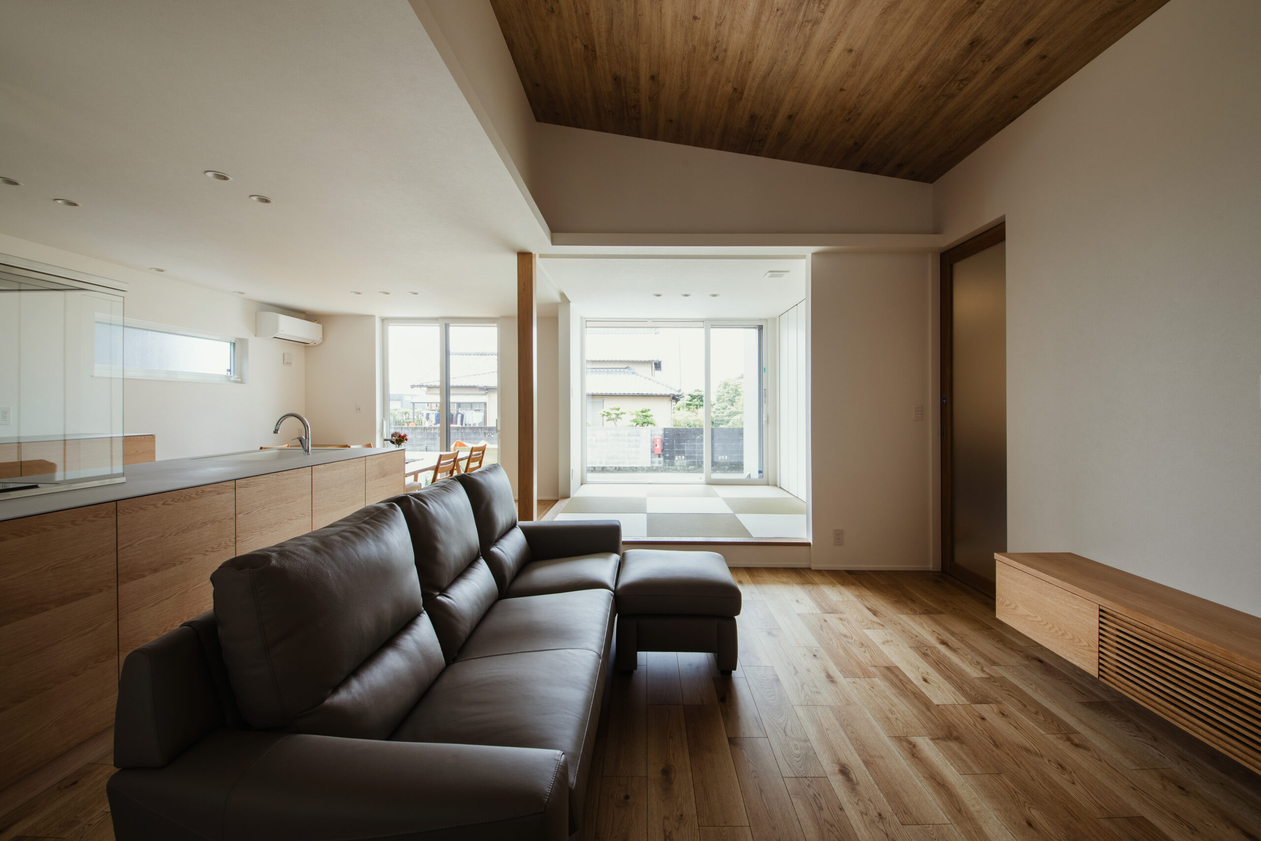 小上がりの畳スペースがあるモダンなリビング