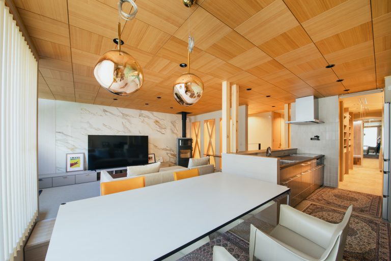 木目天井が空間にあたたかみを与える、グレー基調のLDK