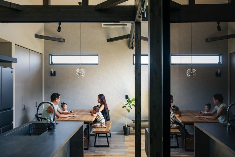 黒がスタイリッシュな空間を生み出す、家族の集うリビング