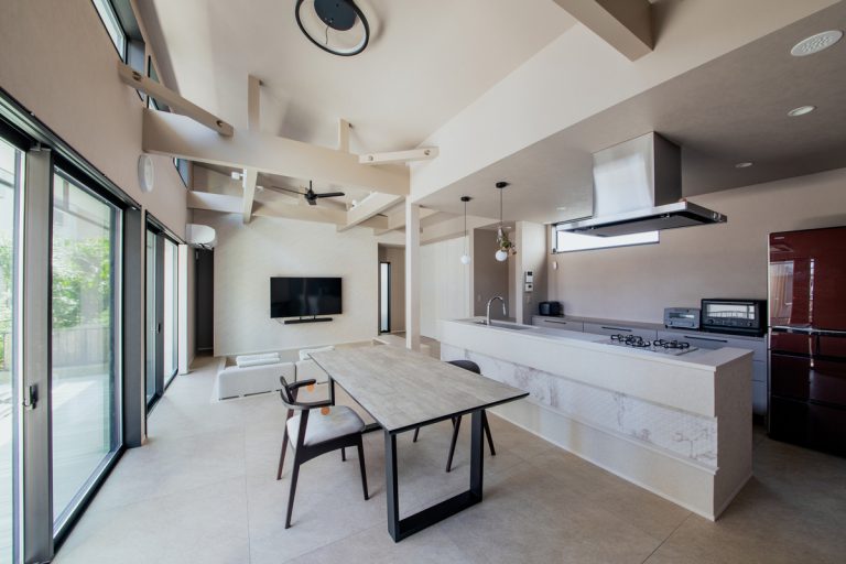 白でまとめたLDKに、白い梁と高天井が映える空間