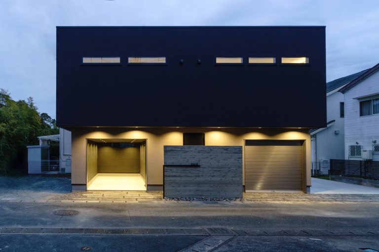 照明が壁の印象を変える外観