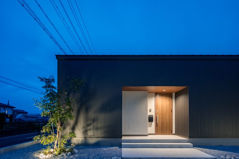 植栽が浮き上がる黒い平屋住宅