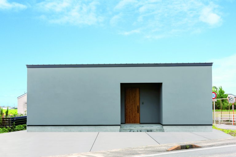 シンプルモダンなキューブ型のグレーな平屋