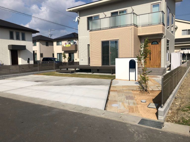 土間コンとタイルが個性を生む外構