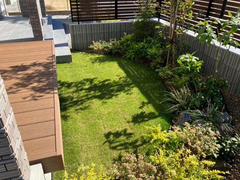 人工芝の庭スぺース