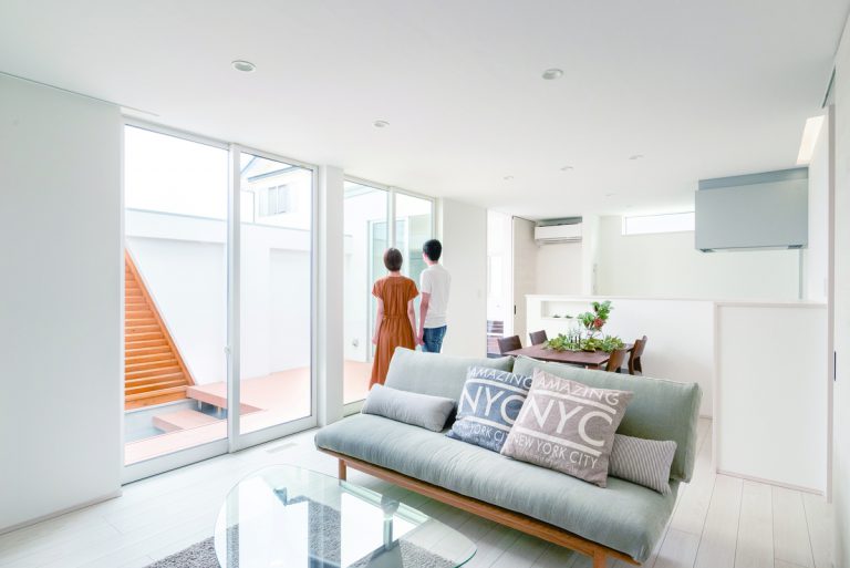 ステップのある植栽ゾーンの中庭