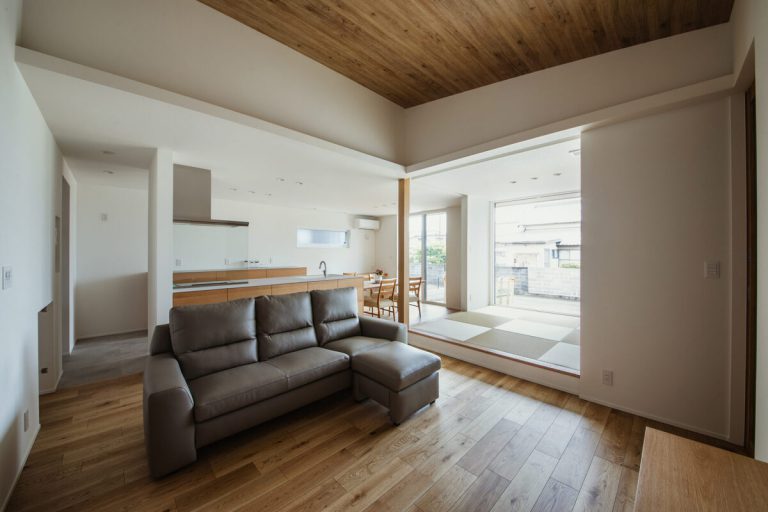 白と木のぬくもりにつつまれるリビング