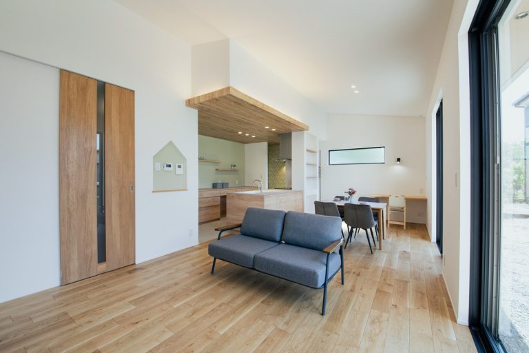 ホワイトと木のあたたかみあるリビング