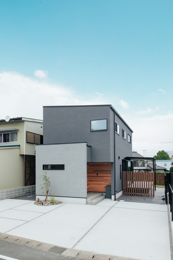 緩勾配屋根にグレーとウエスタンレッドシダーが印象的な家