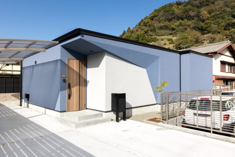 青と白で塗った印象的な家