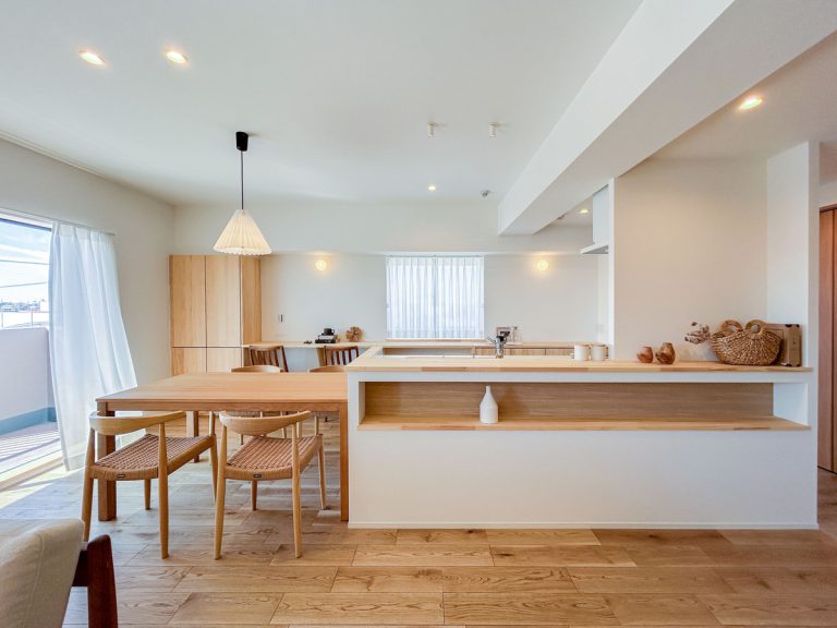 木と白が調和したリビング