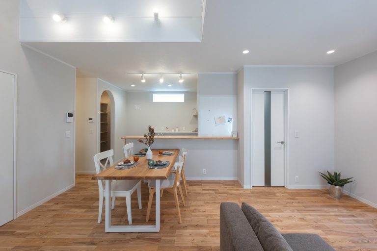 白と木のリビングダイニング