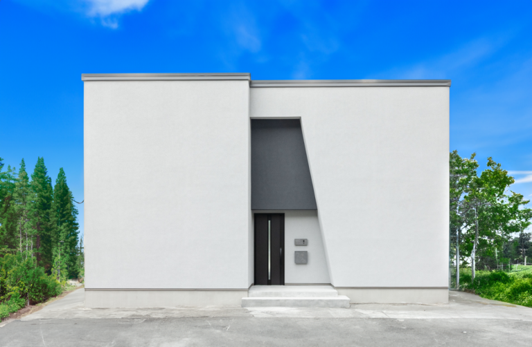 四角いグレーの家