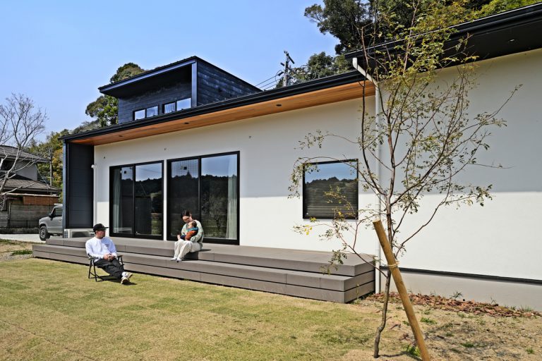 モノトーンでまとめた平屋風の家