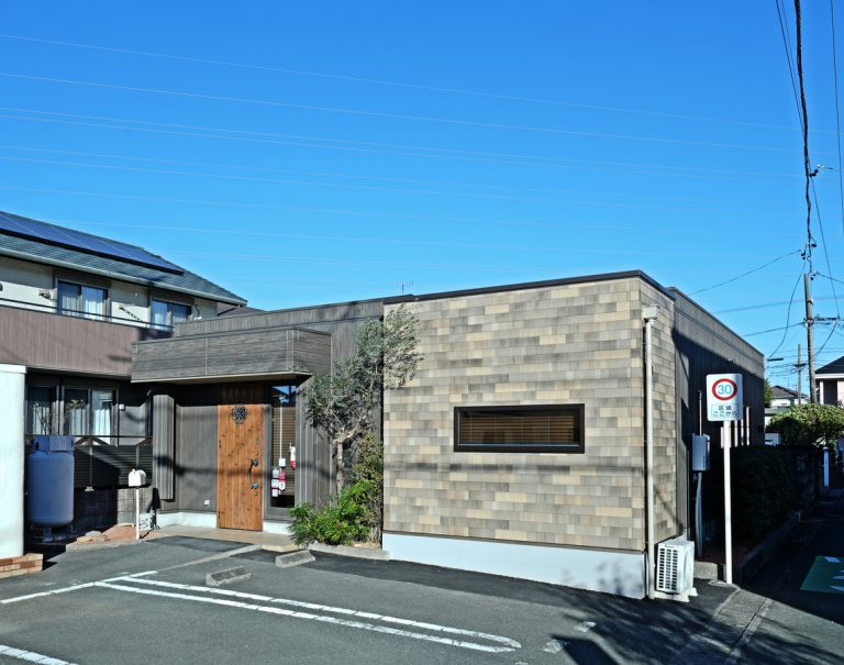 異なるファサードが上質感を演出する店舗兼住宅