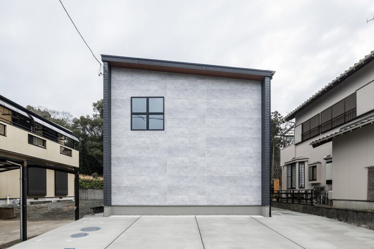 グレーの外壁を採用した片流れ屋根の住宅