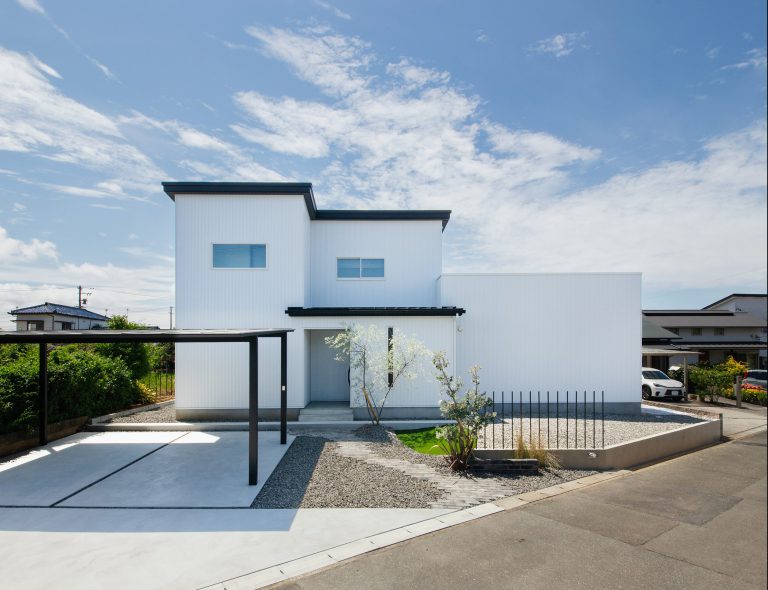 白を基調としたキューブデザインの住宅外観