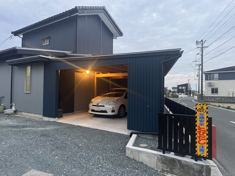 ブラックガルバとビルトインガレージを備えたリノベーション住宅